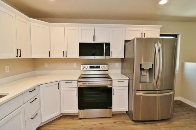 608 14th St SE, Minot, ND 58701