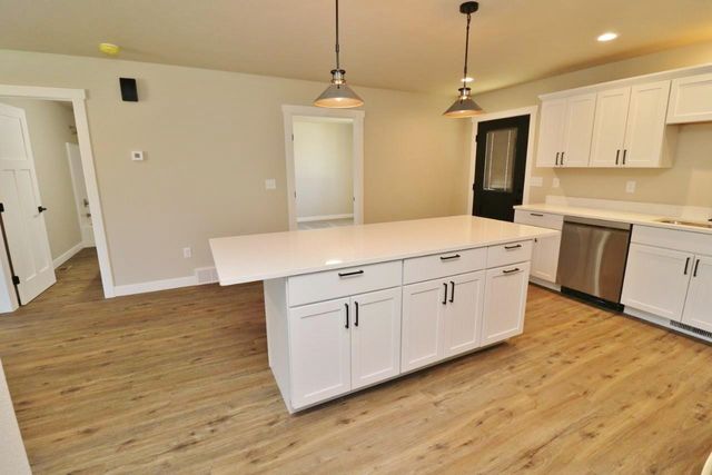 608 14th St SE, Minot, ND 58701