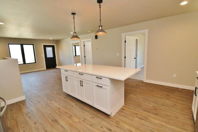 608 14th St SE, Minot, ND 58701