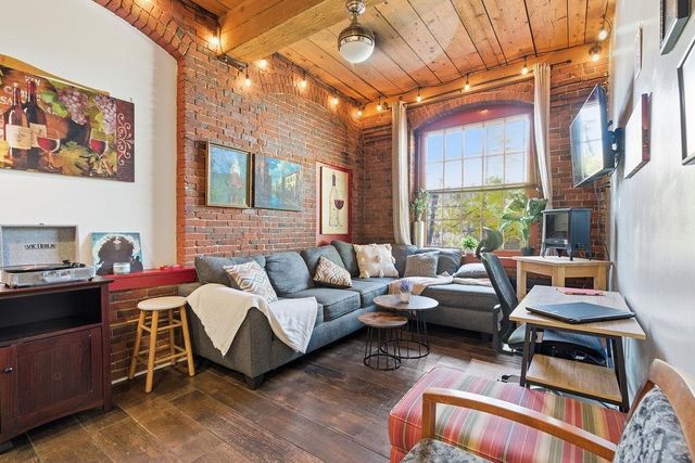 335 Cypress St Apt 2P, Manchester, NH 03103