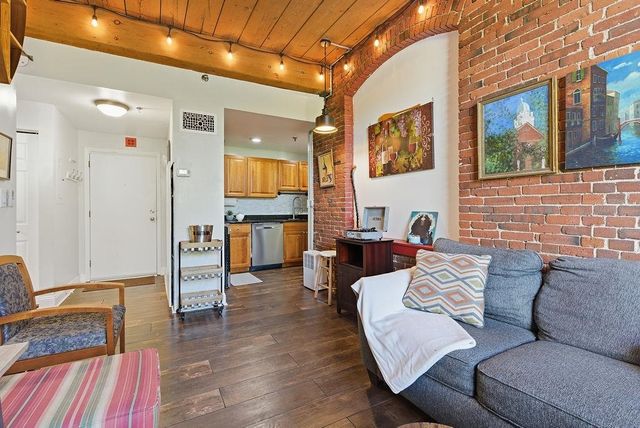 335 Cypress St Apt 2P, Manchester, NH 03103