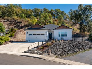 625 Ne CUMMINS St, Roseburg, OR 97470