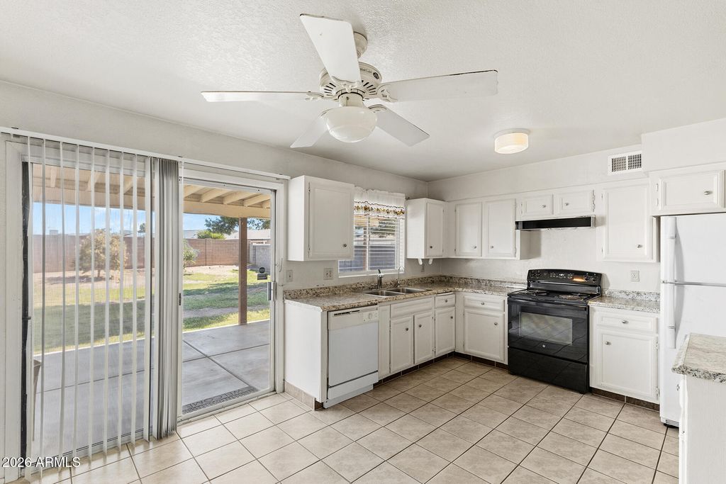 18419 N 32ND Lane, Phoenix, AZ 85053 — photo 5