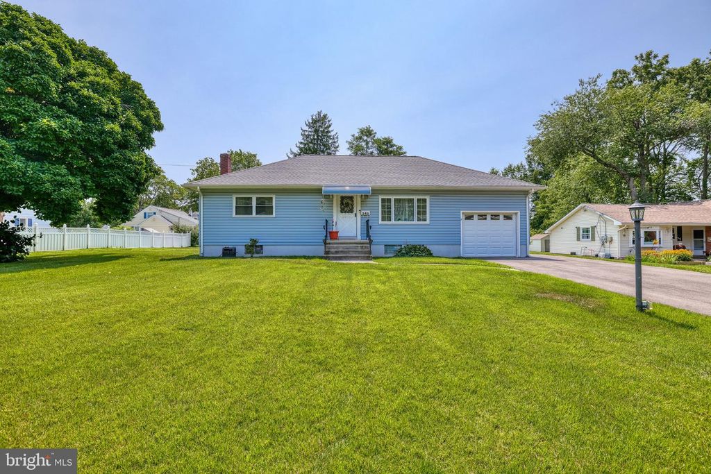 240 WALNUT LN, YARDLEY, PA 19067 — exterior