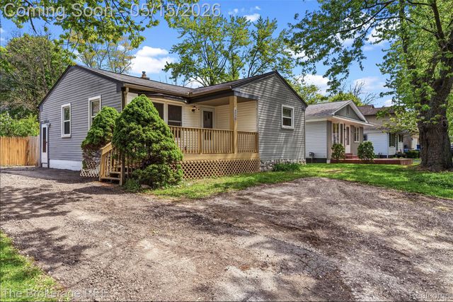 6430 Cloverton Drive, Waterford Charter Township, MI 48329