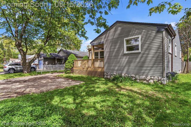 6430 Cloverton Drive, Waterford Charter Township, MI 48329