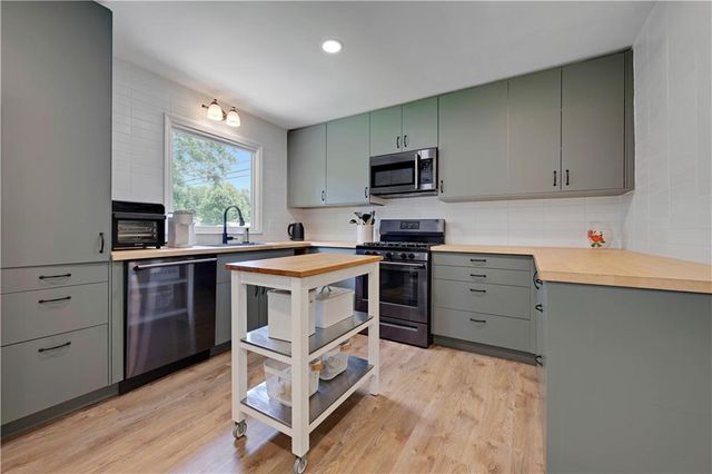 8929 Grandview Drive, Overland Park, KS 66212