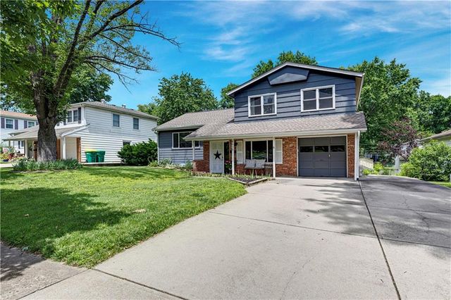 8929 Grandview Drive, Overland Park, KS 66212