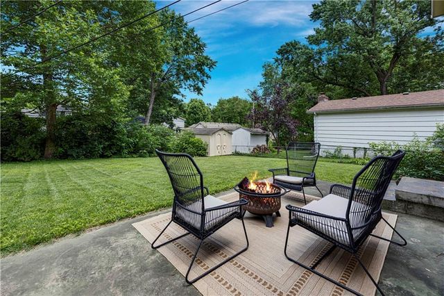 8929 Grandview Drive, Overland Park, KS 66212