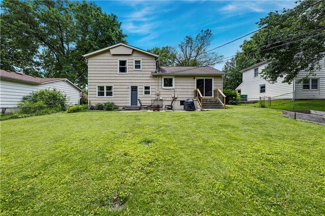 8929 Grandview Drive, Overland Park, KS 66212