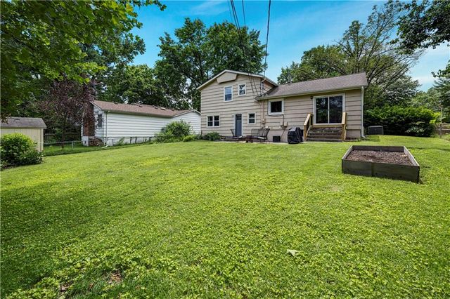 8929 Grandview Drive, Overland Park, KS 66212