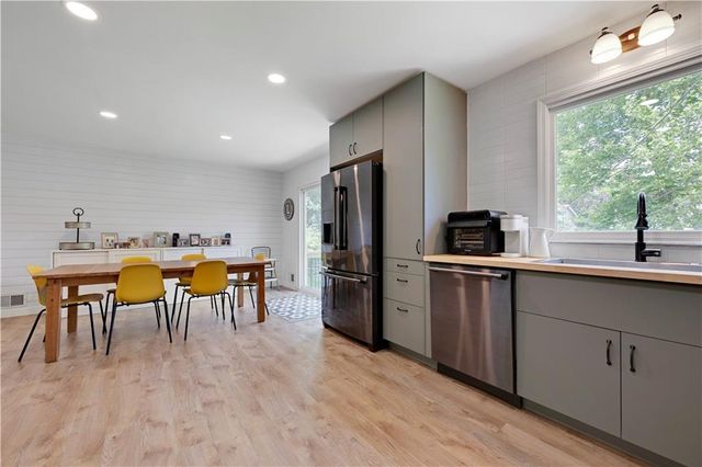 8929 Grandview Drive, Overland Park, KS 66212