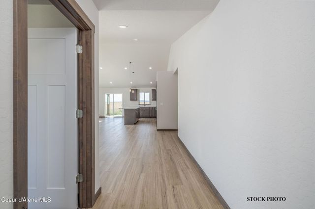 11673 N SIMMONS LN, Rathdrum, ID 83858