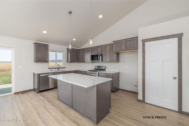 11673 N SIMMONS LN, Rathdrum, ID 83858