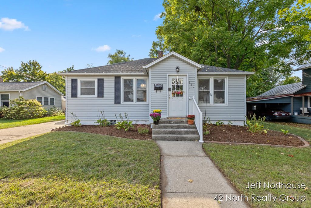 510 N Hudson Street SE, Lowell, MI 49331