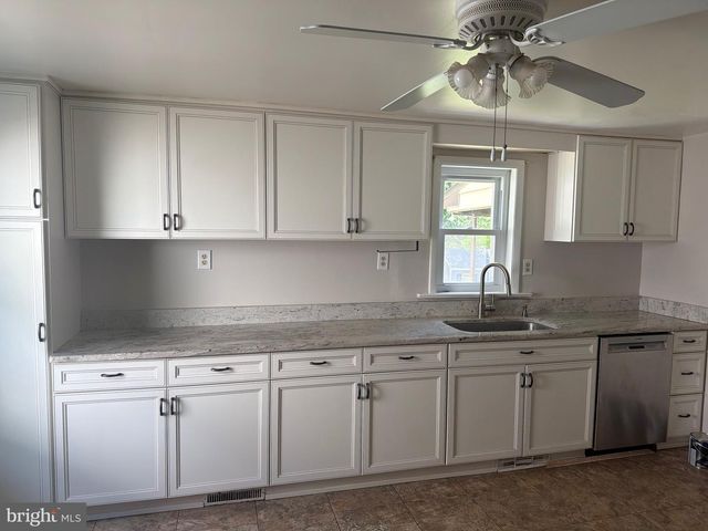 1196 REBEL HILL RD, Conshohocken, PA 19428
