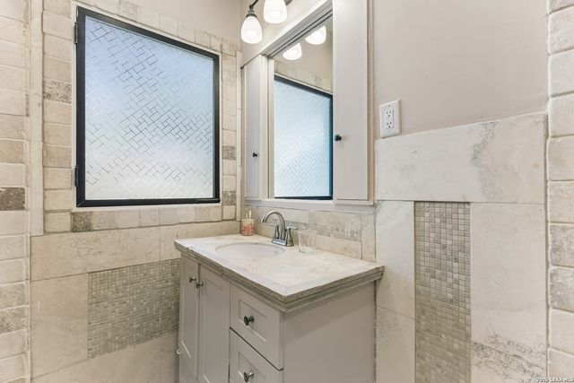 301 Parland Pl, San Antonio, TX 78209