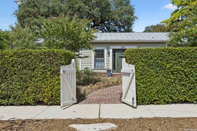 301 Parland Pl, San Antonio, TX 78209