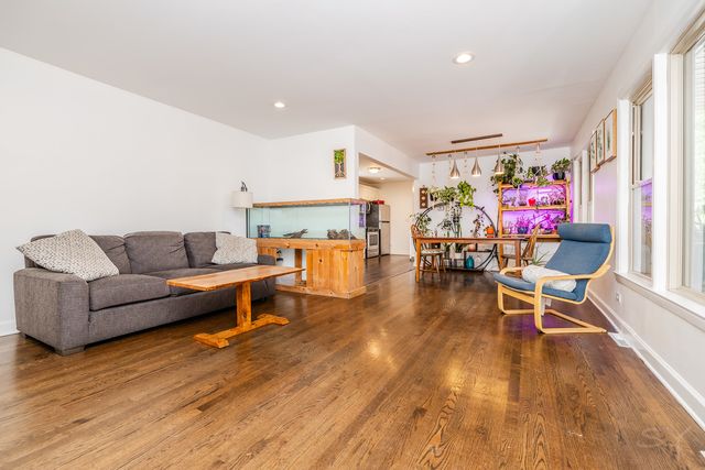 4653 N Kennicott Avenue, Chicago, IL 60630