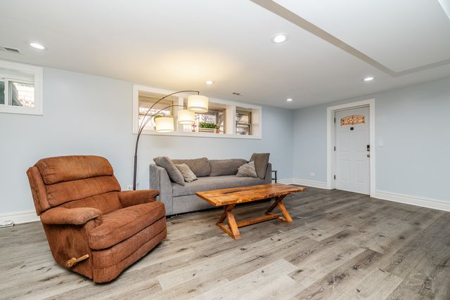4653 N Kennicott Avenue, Chicago, IL 60630