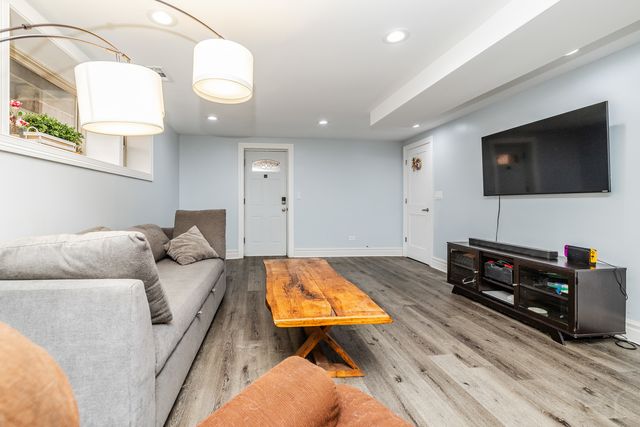 4653 N Kennicott Avenue, Chicago, IL 60630