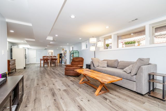 4653 N Kennicott Avenue, Chicago, IL 60630