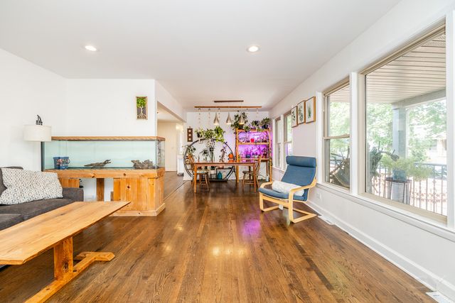 4653 N Kennicott Avenue, Chicago, IL 60630