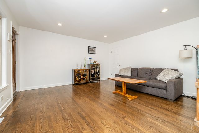 4653 N Kennicott Avenue, Chicago, IL 60630