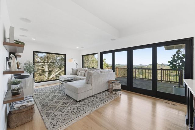 194 Maestro Rd, Novato, CA 94947