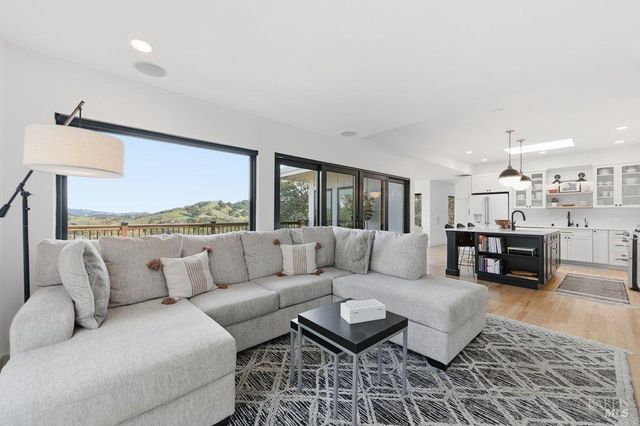 194 Maestro Rd, Novato, CA 94947