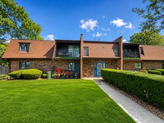 10640 S Brooklodge Lane 2B, Palos Hills, IL 60465