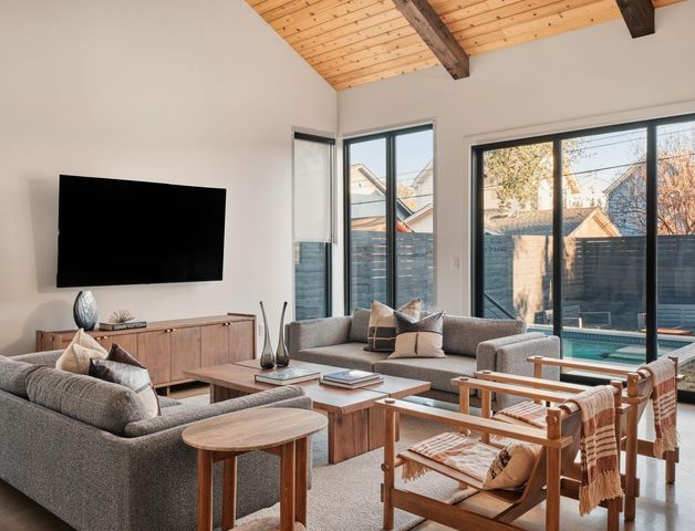 208 El Paso ST, Austin, TX 78704