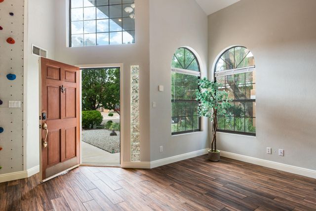 8432 Manuel Cia Place NE, Albuquerque, NM 87122