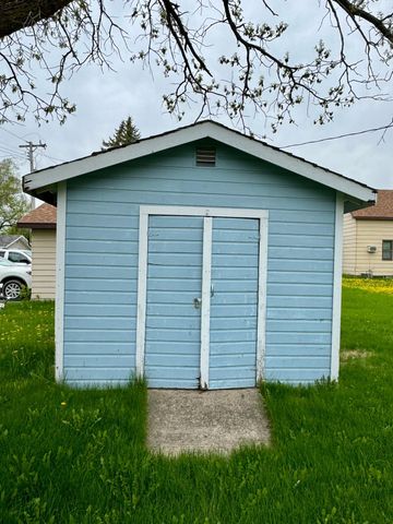 810 2nd Street NE, Roseau, MN 56751