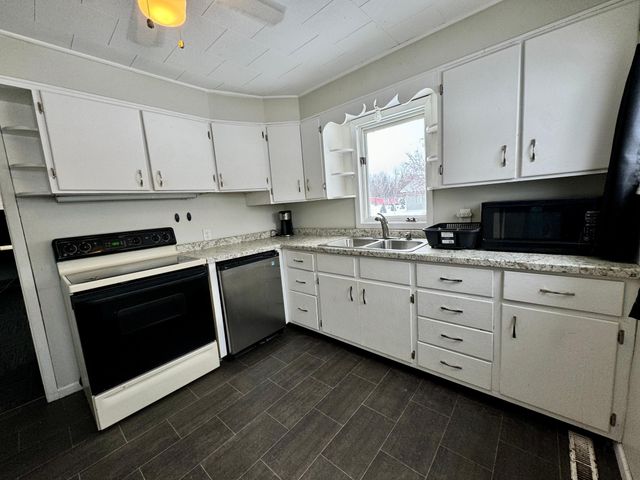 810 2nd Street NE, Roseau, MN 56751