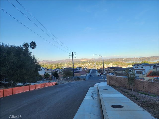 11 Bowmore Way, Lake Elsinore, CA 92530