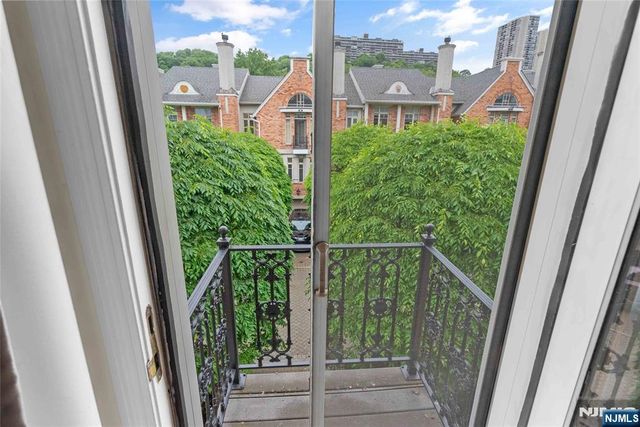 103 Hudson Cove, Edgewater, NJ 07020