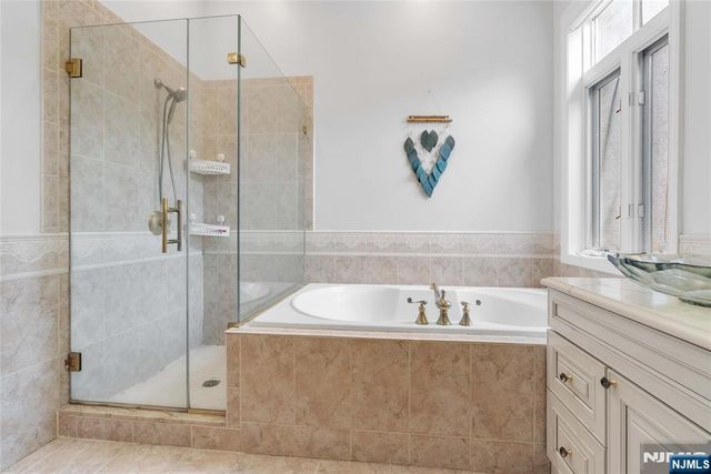 103 Hudson Cove, Edgewater, NJ 07020