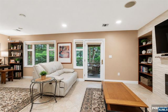 103 Hudson Cove, Edgewater, NJ 07020