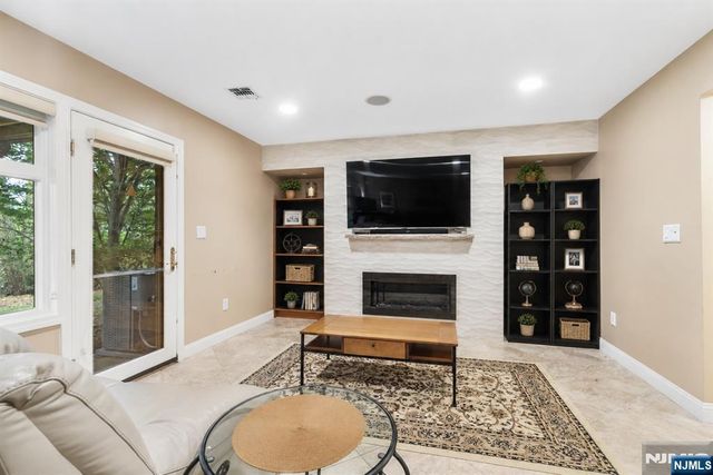 103 Hudson Cove, Edgewater, NJ 07020