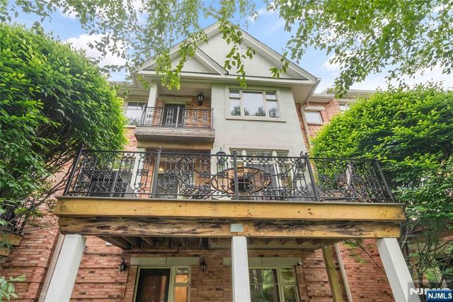 103 Hudson Cove, Edgewater, NJ 07020