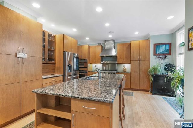 103 Hudson Cove, Edgewater, NJ 07020