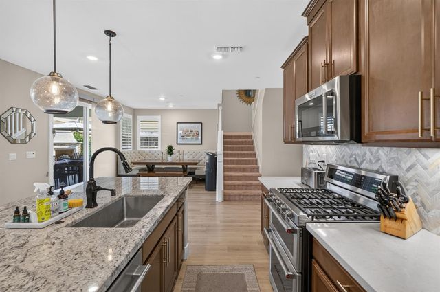 8153 Seahorse Way, Elk Grove, CA 95757