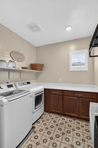 8153 Seahorse Way, Elk Grove, CA 95757