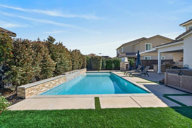 8153 Seahorse Way, Elk Grove, CA 95757