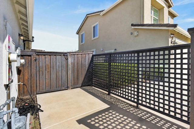 8153 Seahorse Way, Elk Grove, CA 95757