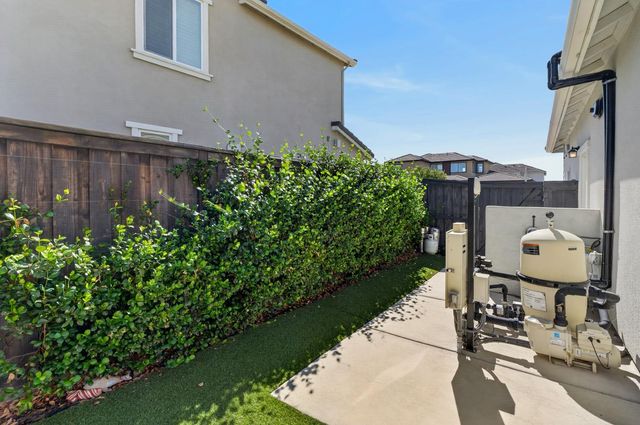 8153 Seahorse Way, Elk Grove, CA 95757