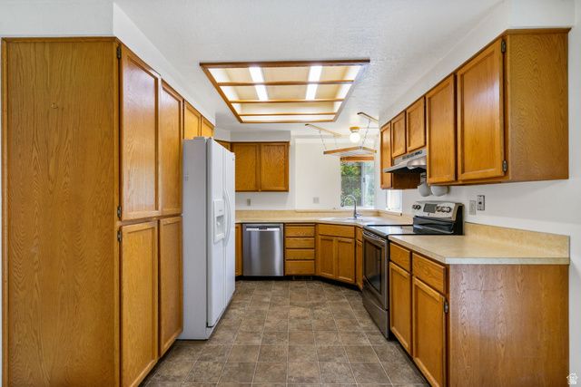 6896 HILLSIDE VILLAGE CIR, Cottonwood Heights, UT 84121