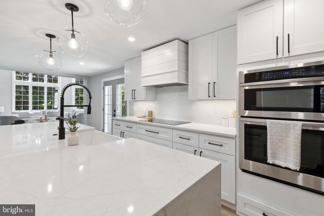 1110 W VALLEY RD, Wayne, PA 19087