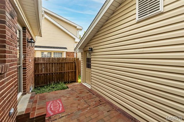 1042 Brooksgate Manor Drive, St Louis, MO 63122